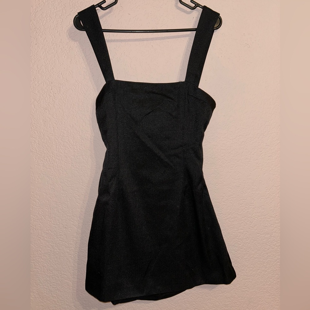 Never worn still has tag on 
US size 6 
All black